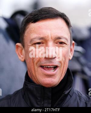 Frankie Dettori durante una fotochiamata a Southbank, Londra. Dopo 37 anni di guida competitiva, la leggenda dello sport si ritirerà dalla sella. L'ultima corsa di Frankie sul suolo britannico si svolgerà sabato 21 ottobre al QIPCO British Champions Day di Ascot. Data immagine: Giovedì 12 ottobre 2023. Foto Stock