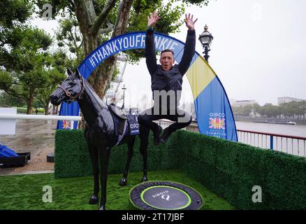 Frankie Dettori durante una fotochiamata a Southbank, Londra. Dopo 37 anni di guida competitiva, la leggenda dello sport si ritirerà dalla sella. L'ultima corsa di Frankie sul suolo britannico si svolgerà sabato 21 ottobre al QIPCO British Champions Day di Ascot. Data immagine: Giovedì 12 ottobre 2023. Foto Stock