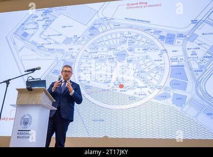 Praga, Repubblica Ceca. 11 ottobre 2023. Il Commissario generale della partecipazione ceca a EXPO 2025 Ondrej Soska interviene durante l'apertura della mostra di design per il padiglione ceco all'Expo 2025 in Giappone a Praga, Repubblica Ceca, 11 ottobre 2023. Crediti: Michaela Rihova/CTK Photo/Alamy Live News Foto Stock