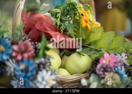 Composizione degli elementi naturali. Consistenza naturale di splendidi fiori. Coni verniciati in colori diversi. Uno sfondo di piante. Foto Stock