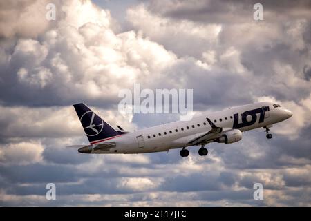 L'aereo vola nel cielo sullo sfondo di un cielo nuvoloso Foto Stock