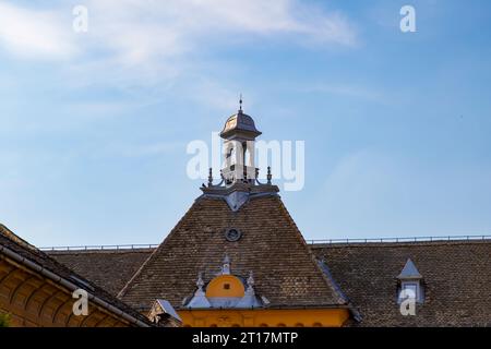 tetto di un vecchio edificio nel sombor Foto Stock