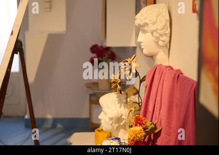 Vista laterale della testa in gesso Apollo sulla scrivania, esposta per imparare a disegnare in un corso di arte creativa o in un laboratorio di pittura. Istruzione. Imparare. Va bene un Foto Stock