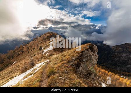 Ottobre trekking nelle montagne di Forni di sopra, Friuli-Venezia Giulia. Foto Stock
