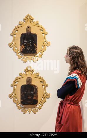 Londra, Regno Unito. 12 ottobre 2023. Somerset House apre le sue porte per celebrare l'undicesima edizione dell'acclamata Fiera d'Arte Africana contemporanea del 1-54 sono state trovate 62 gallerie e 170 artisti africani.Paul Quezada-Neiman/Alamy Live News Credit: Paul Quezada-Neiman/Alamy Live News Foto Stock