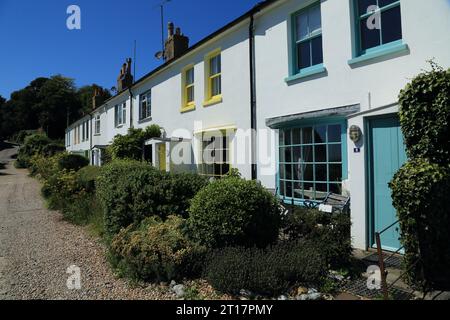 Shingle Road e case a schiera a South Street, Kingsdown, Deal, Kent, Inghilterra, Regno Unito Foto Stock