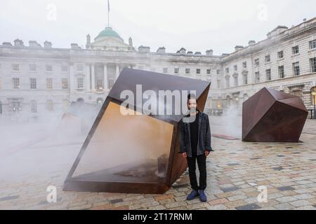 Londra, Regno Unito. 12 ottobre 2023. Courtyard, somerset HouseInstallation illuminate the Light dell'artista marocchino Amine El Gotaibi, (nella foto) che rappresenta i semi di melogranade che variano nella forma credito: Paul Quezada-Neiman/Alamy Live News Foto Stock