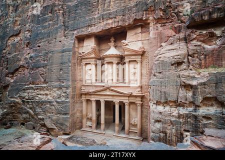 Antico Tesoro in Petra Giordania visto dal siq. vista dall'alto. principale attrazione della città perduta di Petra in Giordania. Il tempio è interamente auto Foto Stock