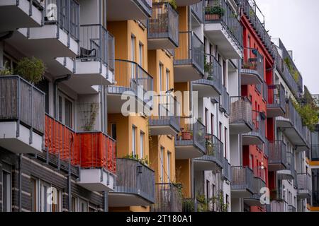 Berlino, Germania. 9 ottobre 2023. Vista delle facciate dei nuovi appartamenti nel quartiere Mitte. (A dpa "sullo studio a lungo termine "i timori dei tedeschi 2022" dell'assicurazione R-V") credito: Monika Skolimowska/dpa/Alamy Live News Foto Stock