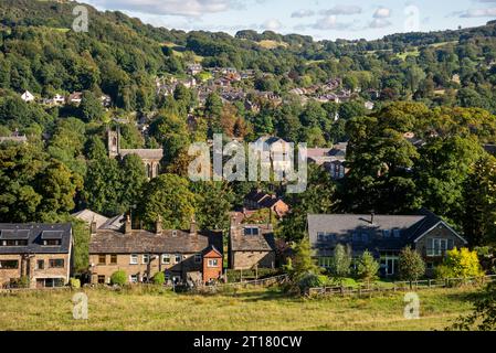 La città di Bollington, sulle colline ad est di Macclesfield, Cheshire, Inghilterra, in una giornata di sole in tarda estate. Foto Stock