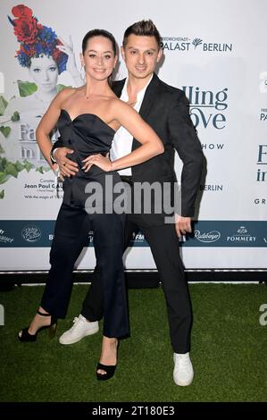 Malika Dzumaev und Zsolt Sandor Cseke bei der Weltpremiere der Falling in Love Grand Show 2023 im Friedrichstadt-Palast. Berlin, 11.10.2023 *** Malika Dzumaev e Zsolt Sandor Cseke alla prima mondiale di Falling in Love Grand Show 2023 al Friedrichstadt Palast Berlin, 11 10 2023 foto:XF.xKernx/xFuturexImagex Falling 3198 Credit: Imago/Alamy Live News Foto Stock