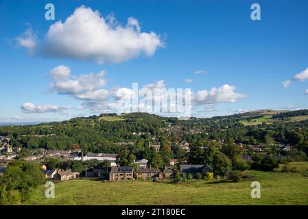 La città di Bollington, sulle colline ad est di Macclesfield, Cheshire, Inghilterra, in una giornata di sole in tarda estate. Foto Stock