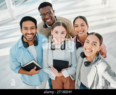Gli uomini d'affari, i ritratti e il team di telemarketing sorridono nell'edificio degli uffici per riunioni o pianificazione dall'alto. Volto, sorriso e vista dall'alto del call center Foto Stock