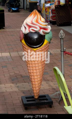 Un gelato gigante fuori da un negozio, High Street, Rugby, Warwickshire, Inghilterra, REGNO UNITO Foto Stock