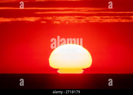 Sonnenuntergang in der Nordsee, Insel Helgoland, Schleswig-Holstein , Erderwärmung, Klimaveränderung, Sonnenball, Meer, Foto Stock