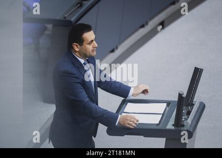 Bijan Djir-sarai, Mitglied des Deutschen Bundestages FDP, aufgenommen im Rahmen der Sitzung des Deutschen Bundestags zur Lage in Israele. Berlino, 12.10.2023. Berlin Deutschland *** Bijan Djir sarai, membro del Bundestag tedesco FDP, registrato alla riunione del Bundestag tedesco sulla situazione in Israele Berlino, 12 10 2023 Berlino Germania Copyright: XFlorianxGaertnerx Credit: Imago/Alamy Live News Foto Stock