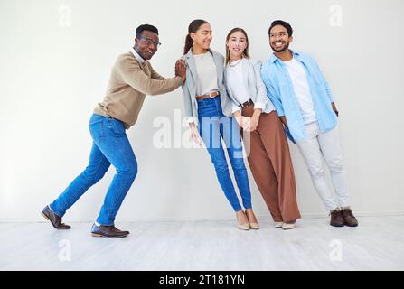 Team building, insieme e sostegno con fiducia nello spazio per partnership, sinergie e unità internazionali. Uomini d'affari, uomini e donne per sorriso Foto Stock