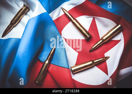 Patronen liegen auf den Fahnen von Russland und Nordkorea Foto Stock