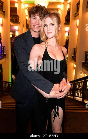 Clemens Jesse und Lucy Hellenbrecht bei der Weltpremiere der Falling in Love Grand Show 2023 im Friedrichstadt-Palast. Berlin, 11.10.2023 *** Clemens Jesse e Lucy Hellenbrecht alla prima mondiale di Falling in Love Grand Show 2023 al Friedrichstadt Palast Berlin, 11 10 2023 foto:XF.xKernx/xFuturexImagex Falling 3312 Credit: Imago/Alamy Live News Foto Stock