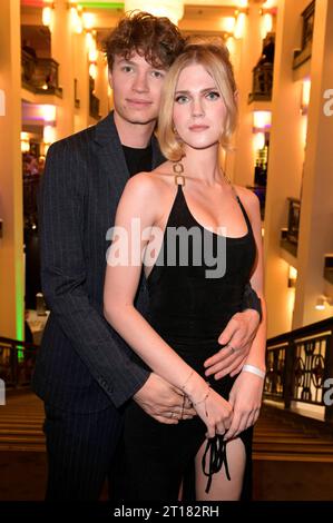Clemens Jesse und Lucy Hellenbrecht bei der Weltpremiere der Falling in Love Grand Show 2023 im Friedrichstadt-Palast. Berlin, 11.10.2023 *** Clemens Jesse e Lucy Hellenbrecht alla prima mondiale di Falling in Love Grand Show 2023 al Friedrichstadt Palast Berlin, 11 10 2023 foto:XF.xKernx/xFuturexImagex Falling 3313 Credit: Imago/Alamy Live News Foto Stock