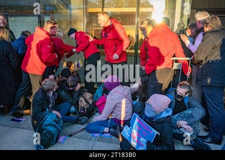 Edimburgo 11 ottobre 2023. Dimostrazioni di Pro Trans sul palco e cercare di impedire ai possessori di biglietti di entrare nel locale presso l'Università di Edimburgo Foto Stock