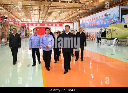 (231012) -- NANCHANG, 12 ottobre 2023 (Xinhua) -- Xi Jinping, segretario generale del Comitato centrale del Partito Comunista Cinese, visita AVIC Changhe Aircraft Industry (Group) Corporation Ltd. Nella città di Jingdezhen, provincia del Jiangxi della Cina orientale, 11 ottobre 2023. XI ha ispezionato la città di Jingdezhen e la città di Shangrao nella provincia di Jiangxi nella Cina orientale mercoledì. XI visitò un blocco storico e culturale e AVIC Changhe Aircraft Industry (Group) Corporation Ltd. A Jingdezhen, nonché un villaggio nella contea di Wuyuan a Shangrao. Imparò a conoscere la conservazione e l'eredità della cultura ceramica, enterpri Foto Stock