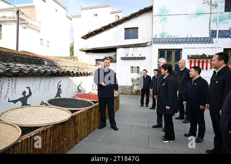 (231012) -- NANCHANG, 12 ottobre 2023 (Xinhua) -- Xi Jinping, segretario generale del Comitato centrale del Partito Comunista Cinese, visita un villaggio nella contea di Wuyuan, nella città di Shangrao, nella provincia del Jiangxi della Cina orientale, 11 ottobre 2023. XI ha ispezionato la città di Jingdezhen e la città di Shangrao nella provincia di Jiangxi nella Cina orientale mercoledì. XI visitò un blocco storico e culturale e AVIC Changhe Aircraft Industry (Group) Corporation Ltd. A Jingdezhen, nonché un villaggio nella contea di Wuyuan a Shangrao. Ha imparato a conoscere la conservazione e l'eredità della cultura ceramica, l'innovazione tecnologica aziendale, Wetl Foto Stock