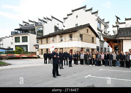 (231012) -- NANCHANG, 12 ottobre 2023 (Xinhua) -- Xi Jinping, segretario generale del Comitato centrale del Partito Comunista Cinese, colloqui con gli abitanti del villaggio in un villaggio nella contea di Wuyuan, nella città di Shangrao, nella provincia del Jiangxi della Cina orientale, 11 ottobre 2023. XI ha ispezionato la città di Jingdezhen e la città di Shangrao nella provincia di Jiangxi nella Cina orientale mercoledì. XI visitò un blocco storico e culturale e AVIC Changhe Aircraft Industry (Group) Corporation Ltd. A Jingdezhen, nonché un villaggio nella contea di Wuyuan a Shangrao. Imparò a conoscere la conservazione e l'eredità della cultura ceramica, l'imprenditoria tecnologica Foto Stock