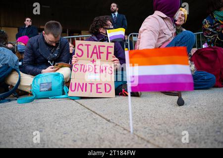 Edimburgo 11 ottobre 2023. Dimostrazioni di Pro Trans sul palco e cercare di impedire ai possessori di biglietti di entrare nel locale presso l'Università di Edimburgo Foto Stock