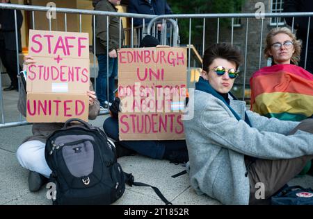 Edimburgo 11 ottobre 2023. Dimostrazioni di Pro Trans sul palco e cercare di impedire ai possessori di biglietti di entrare nel locale presso l'Università di Edimburgo Foto Stock