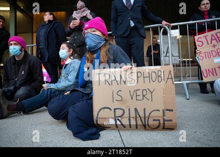 Edimburgo 11 ottobre 2023. Dimostrazioni di Pro Trans sul palco e cercare di impedire ai possessori di biglietti di entrare nel locale presso l'Università di Edimburgo Foto Stock