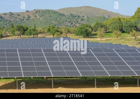 Photovlaisches Solarfeld bei Capdepera, Mallorca, Spanien Foto Stock