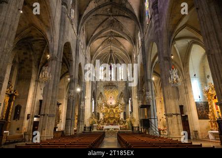 Hauptschiff mit Hochaltar, Kirche Santa Eulalia, Palma, Mallorca, Spanien Foto Stock