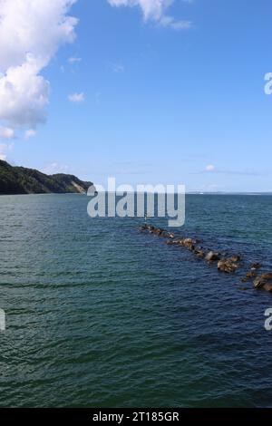 Vista dal molo di Sellin verso la costa delle isole di Rügen nel Mar Baltico Foto Stock