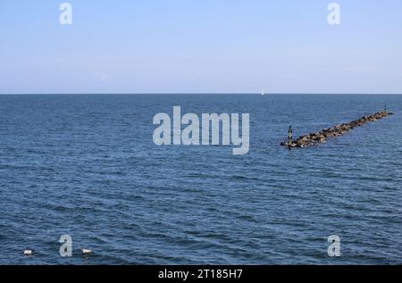 Vista dal molo di Sellin verso la costa delle isole di Rügen nel Mar Baltico Foto Stock