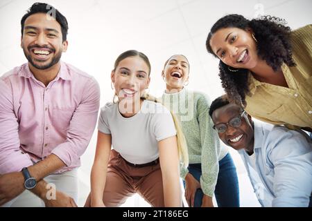 Di seguito, sorridete e ritratti dei dipendenti felici entusiasti del team building insieme e dei colleghi in collaborazione. Legame, gioia e gruppo d'affari Foto Stock