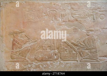 Schreiber mit Papyrusrollen, Relief in den Grabbauten des Idut, Unas-Ank und Inefert, Nekropole von Sakkara, Ägypten Foto Stock