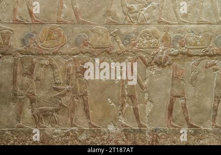 Bauern mit Lebensmitteln, Relief in den Grabbauten des Idut, Unas-Ank und Inefert, Nekropole von Saqara, Ägypten Foto Stock