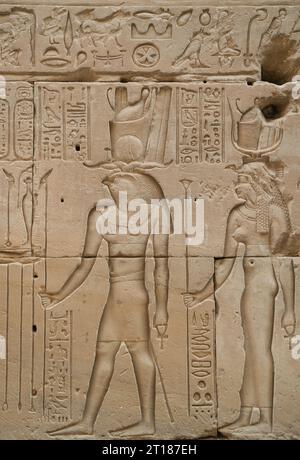 Relief Gott Horus und die Königin, Horus-Tempel, Edfu, Ägypten Foto Stock