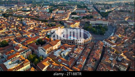 Vista aerea dell'Arena di Verona, anfiteatro romano ben conservato nel centro storico della città, Italia dall'alto, Europa Foto Stock