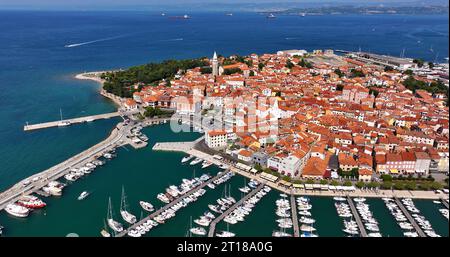 Vista aerea del porticciolo con barche nel mare Adriatico nella cittadina di pescatori di Izola, Slovenia Foto Stock