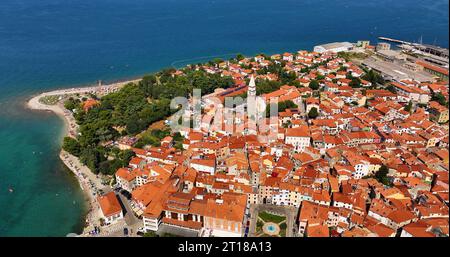 Ripresa aerea della città storica di Izola, la chiesa di San Maurus, costa adriatica, Istria, Slovenia Foto Stock