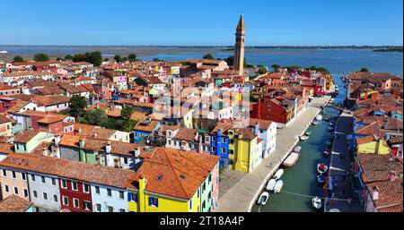 Isola di Burano, Venezia, prospettiva aerea di case vibranti, regione Veneto, Italia Foto Stock