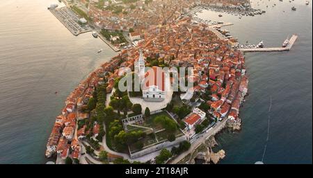 Alba aerea estiva della città di Rovigno, porto di pescatori croato sulla costa occidentale della penisola istriana. Colorato paesaggio marino mattutino del Mare Adriatico Foto Stock