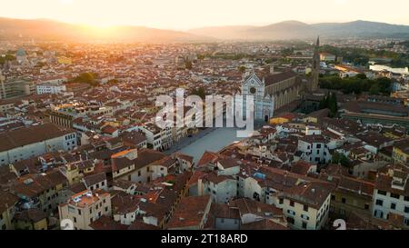 Ripresa aerea dello skyline di Firenze, Basilica di Santa Croce a Firenze e Piazza di Santa Croce, Toscana, Italia Foto Stock