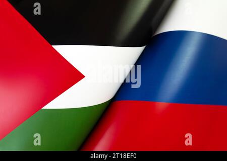 Sfondo delle bandiere della federazione russa, palestina. Il concetto di interazione o controazione tra i due paesi. rel. Internazionale Foto Stock