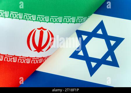 Sfondo delle bandiere di israele, iran. Il concetto di interazione o controazione tra i due paesi. Relazioni internazionali. politica Foto Stock