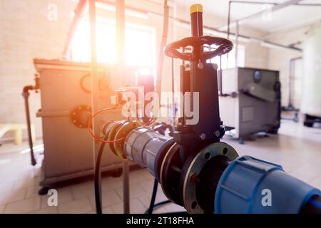 Nuova stazione caldaia, sala caldaie, sala macchine. Attrezzature tecniche. Foto Stock