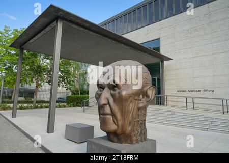 Adenauer-Kopfplastik von Hubertus von Pilgrim, Konrad-Adenauer-Stiftung, Tiergartenstraße, Tiergarten, Mitte, Berlin, Deutschland *** Caption locale ** Foto Stock