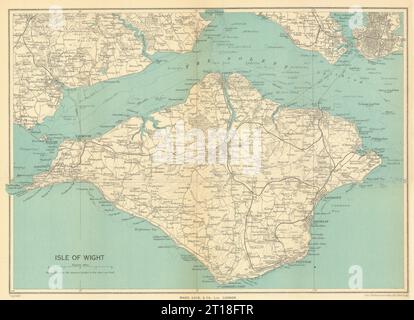 ISOLA DI WIGHT con rete ferroviaria completa. Cowes Ryde. Mappa WARD LOCK 1947 Foto Stock